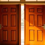 drzwi zewnętrzne prawe czy lewe